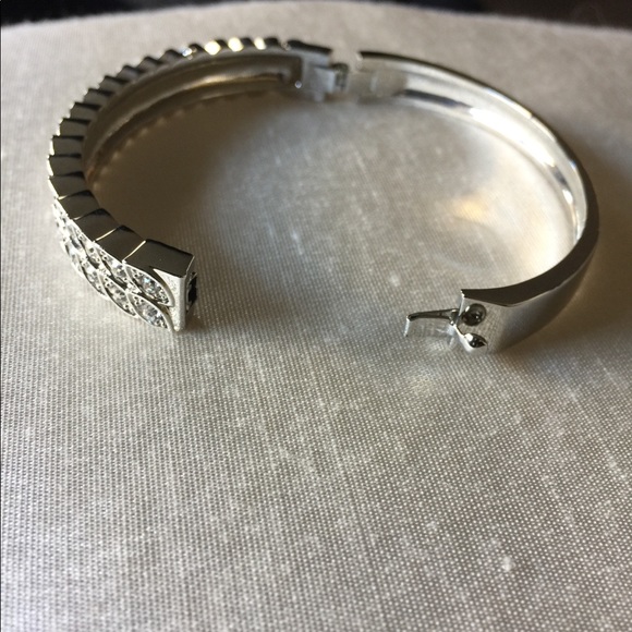 NWOT Rhinestone Clasp Bracelet - Picture 2 of 5
